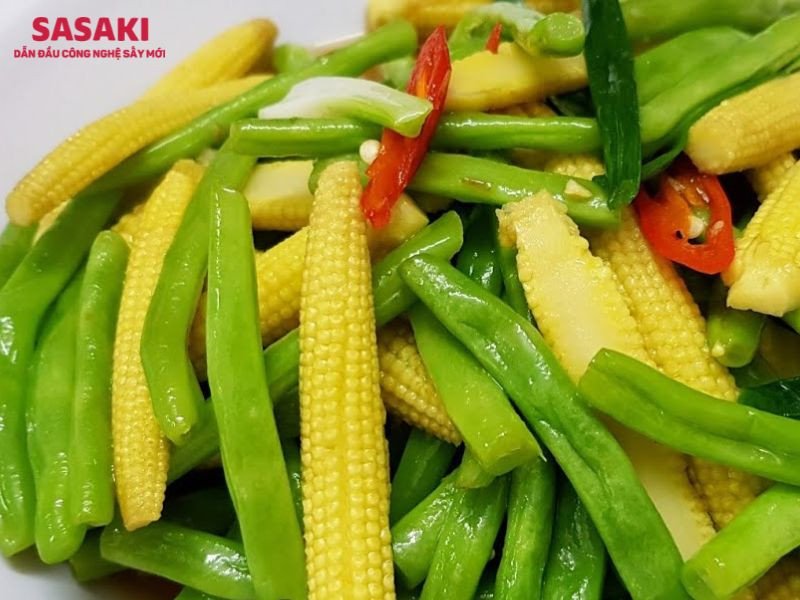 Đĩa đậu cove xào bắp non xanh mướt, tươi ngon hấp dẫn