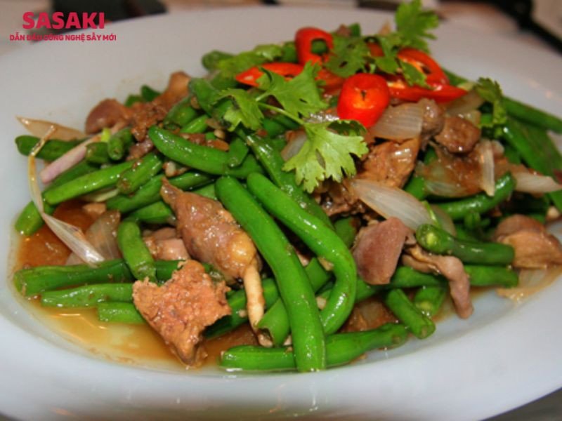 Đĩa đậu cove xào cật heo giòn ngon, màu sắc hài hòa