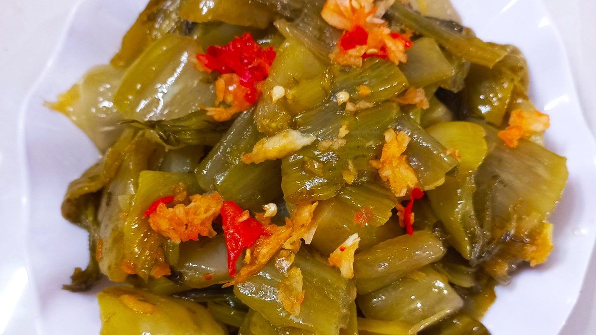 Dĩa dưa cải chua xào tỏi thơm ngon đã hoàn thành, sẵn sàng cho bữa ăn gia đình