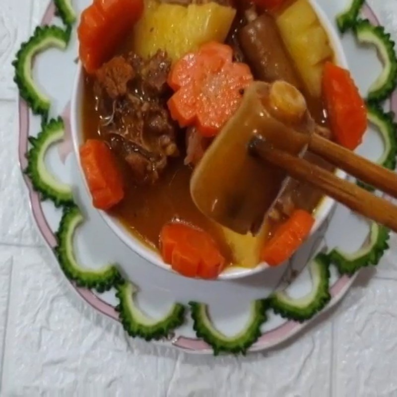 Đĩa đuôi bò sốt vang thơm lừng, hấp dẫn ăn kèm bánh mì