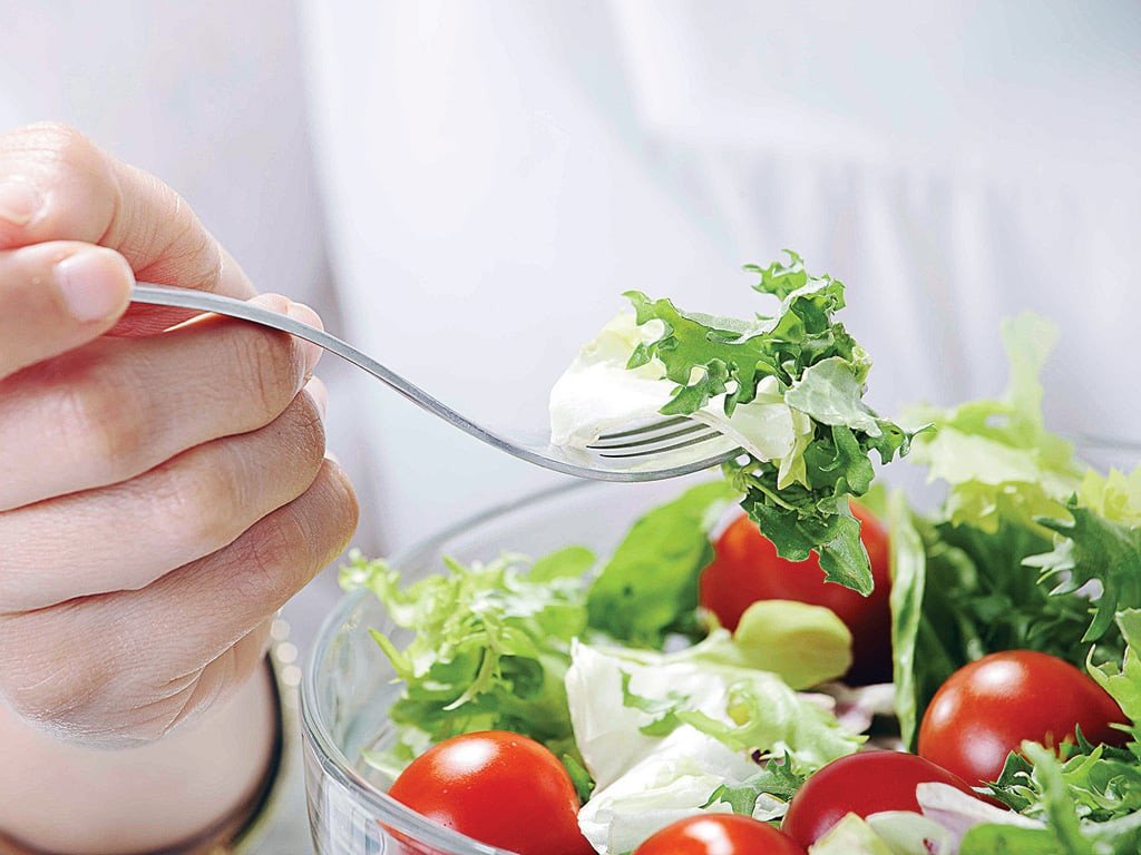 Đĩa gà rán kết hợp cùng salad rau xanh để bổ sung chất xơ