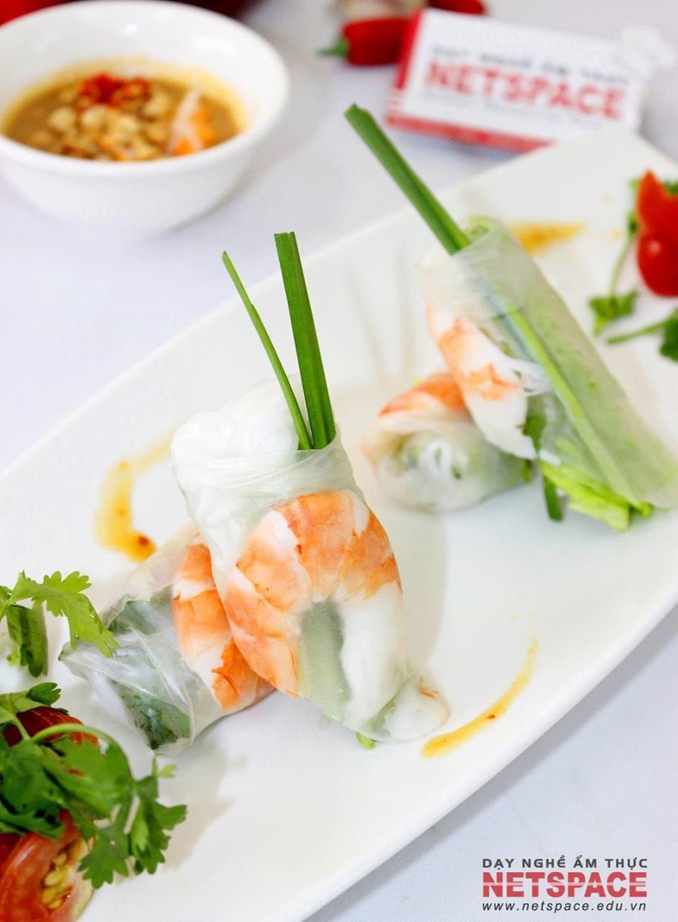 Đĩa gỏi cuốn tôm thịt đã hoàn thành, đều đặn và hấp dẫn sẵn sàng thưởng thức