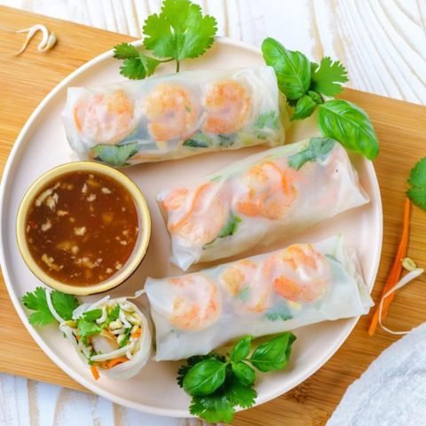 Đĩa gỏi cuốn tôm thịt tươi ngon, chuẩn vị, hấp dẫn, cho bữa ăn dinh dưỡng và cân đối calo