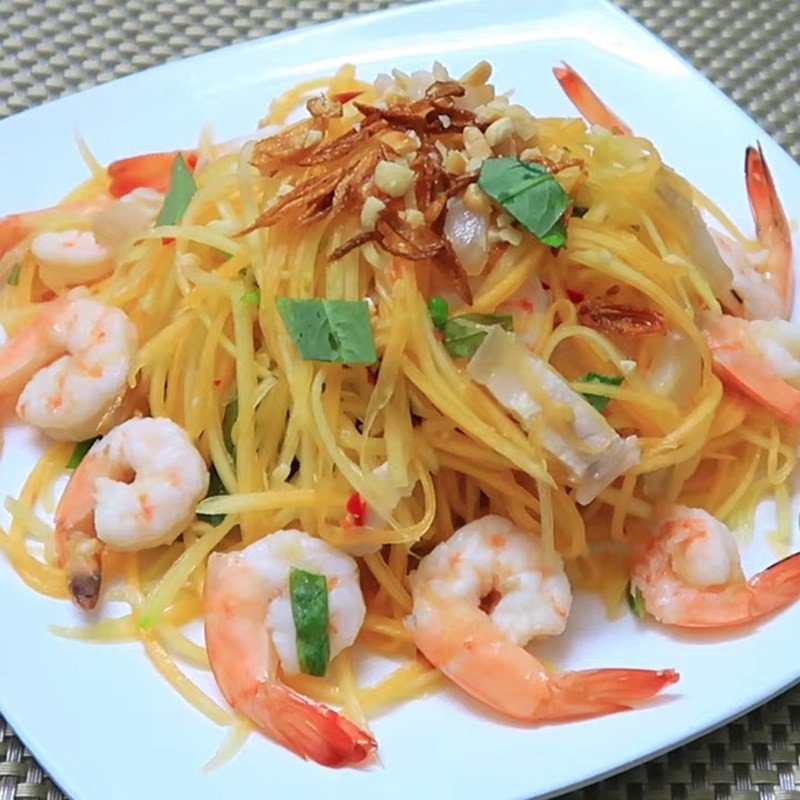 Đĩa gỏi đu đủ tôm thịt hoàn chỉnh, sẵn sàng thưởng thức