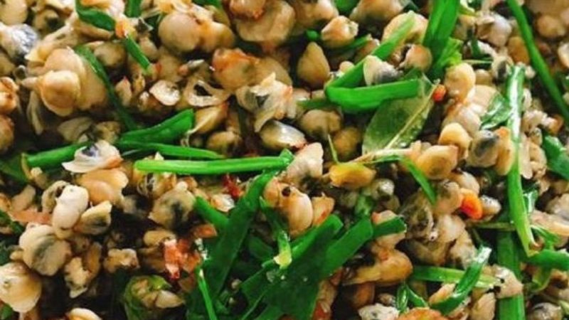 Đĩa hến xào rau răm nóng hổi đã hoàn thành