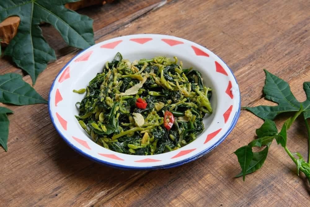 Đĩa hoa đu đủ đực xào tỏi xanh mướt, hấp dẫn