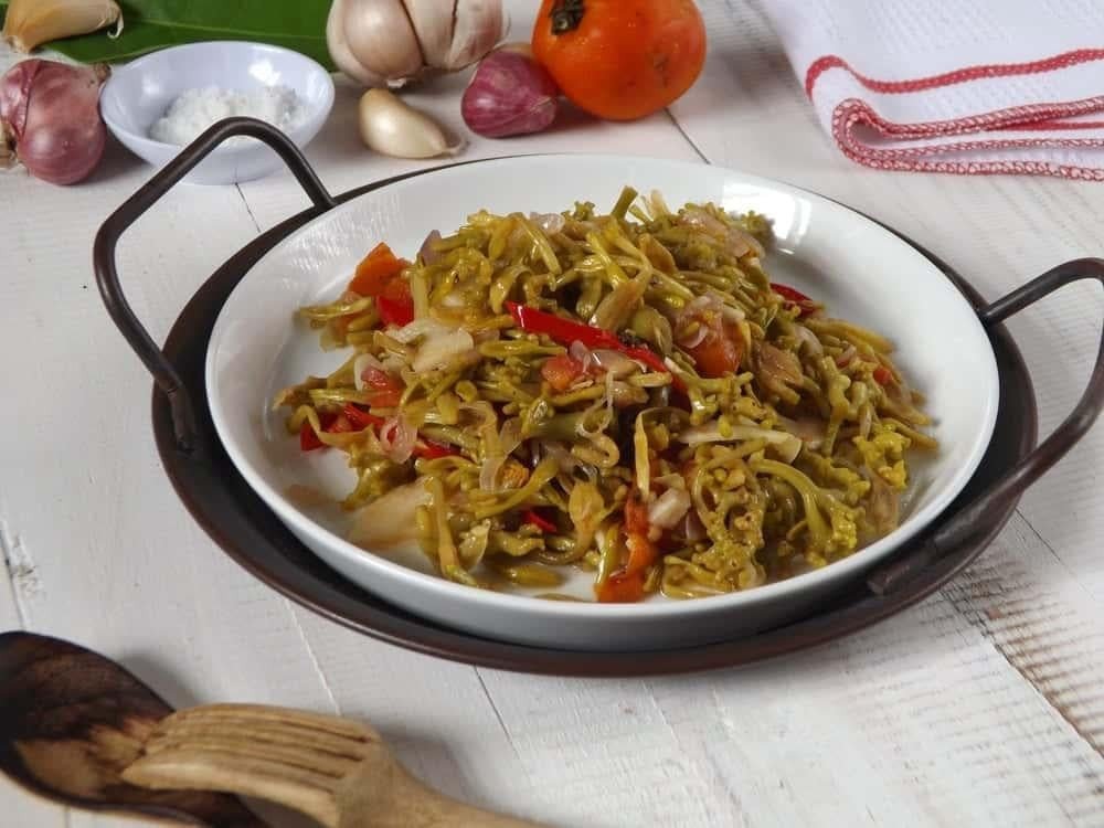 Đĩa hoa đu đủ đực xào trứng vàng óng, dễ làm