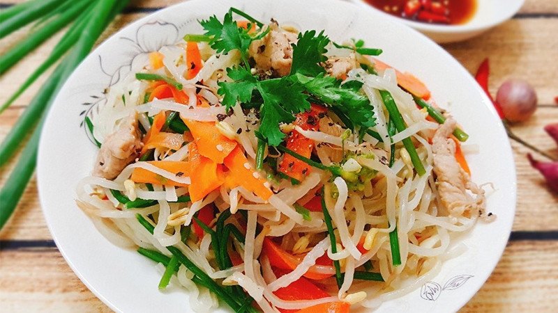 Đĩa hủ tiếu xào thơm ngon, bắt mắt với rau và thịt