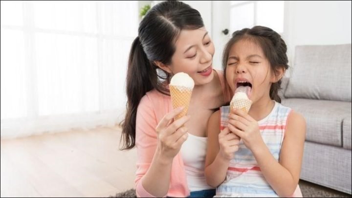 Đĩa kem socola vỏ giòn trông ngon miệng với viên kem mịn và lớp vỏ socola bóng loáng