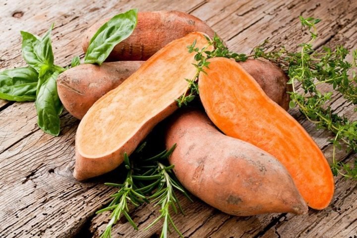 Đĩa khoai lang hấp ngon miệng, thể hiện 100g khoai lang hấp bao nhiêu calo
