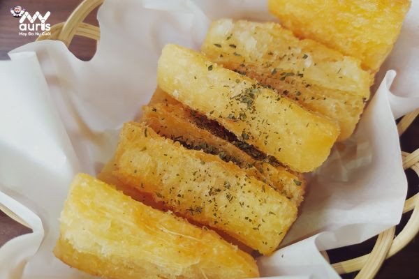 Đĩa khoai mì hấp vàng óng, thể hiện món ăn quen thuộc với lượng calo cần chú ý