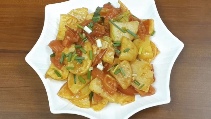 Đĩa khoai tây xào cà chua vàng ươm, mềm bùi