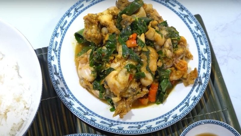 Đĩa lá cách xào ếch truyền thống thơm lừng sau khi hoàn thành