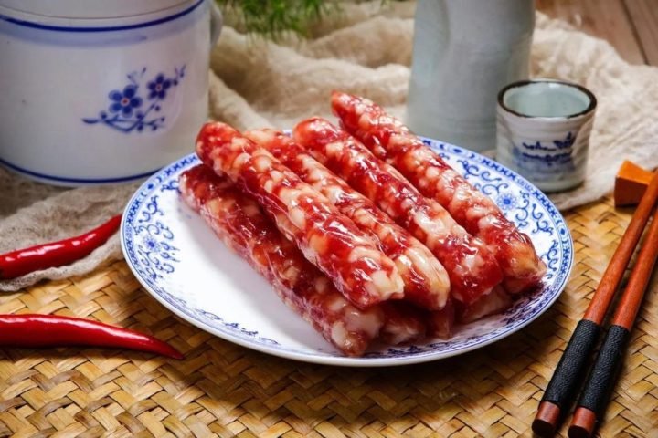 Đĩa lạp xưởng thái lát tươi ngon, gợi ý món ăn kèm giúp cân bằng lượng calo