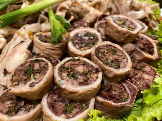 Đĩa lòng lợn xào thập cẩm thơm ngon và hấp dẫn