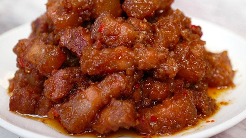 Đĩa mắm ruốc sả ớt thịt ba rọi đã hoàn thành, sẵn sàng thưởng thức cùng cơm nóng