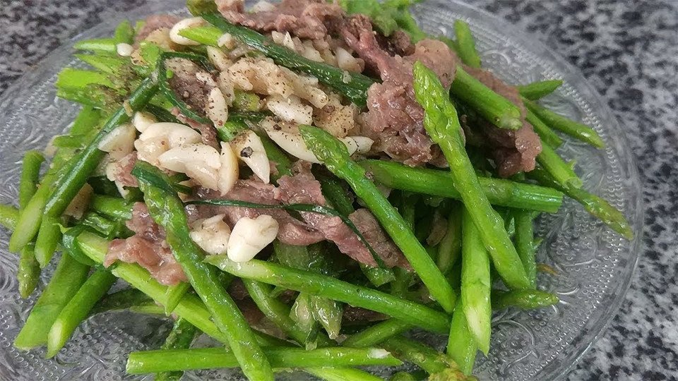 Đĩa măng tây xào thịt bò thơm ngon hấp dẫn đã hoàn thành, sẵn sàng thưởng thức