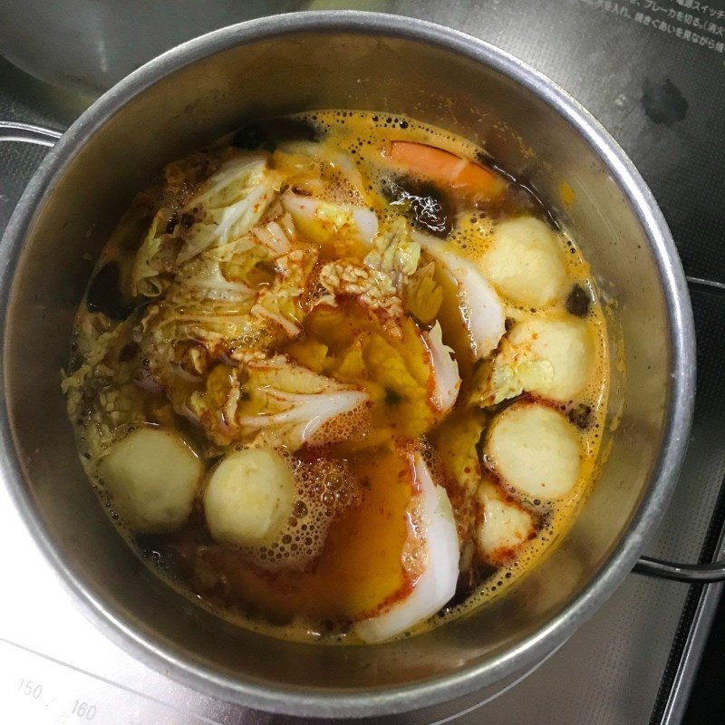 Đĩa mì cay gói với tôm