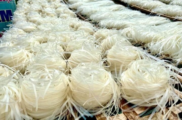 Đĩa mì gạo khô trước khi chế biến, gợi ý một bát mì gạo bao nhiêu calo