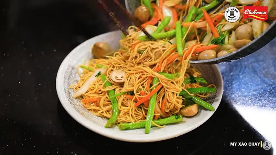 Đĩa mì xào chay thơm ngon, nóng hổi đã hoàn thành và được trang trí đẹp mắt, sẵn sàng thưởng thức