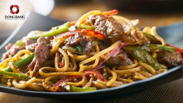 Đĩa mì xào cơ bản hấp dẫn với rau và sợi mì vàng ươm