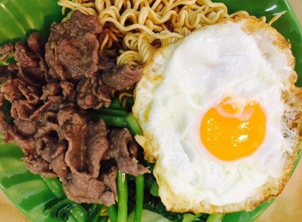 Đĩa mì xào thịt bò trứng thơm ngon đơn giản dễ làm