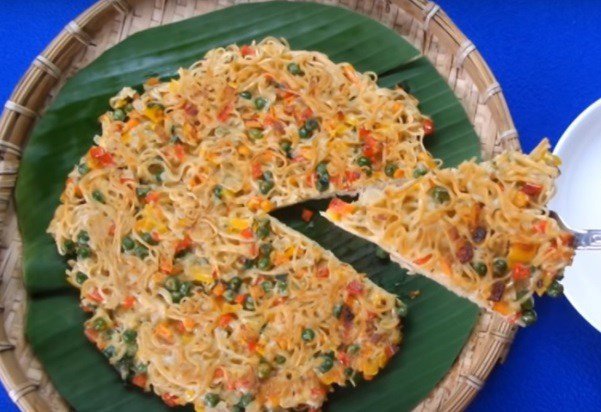 Đĩa mì xào trứng giòn hình pizza