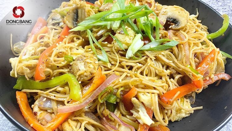 Đĩa mì xào với nhiều rau củ tươi ngon, phù hợp cho chế độ ăn lành mạnh