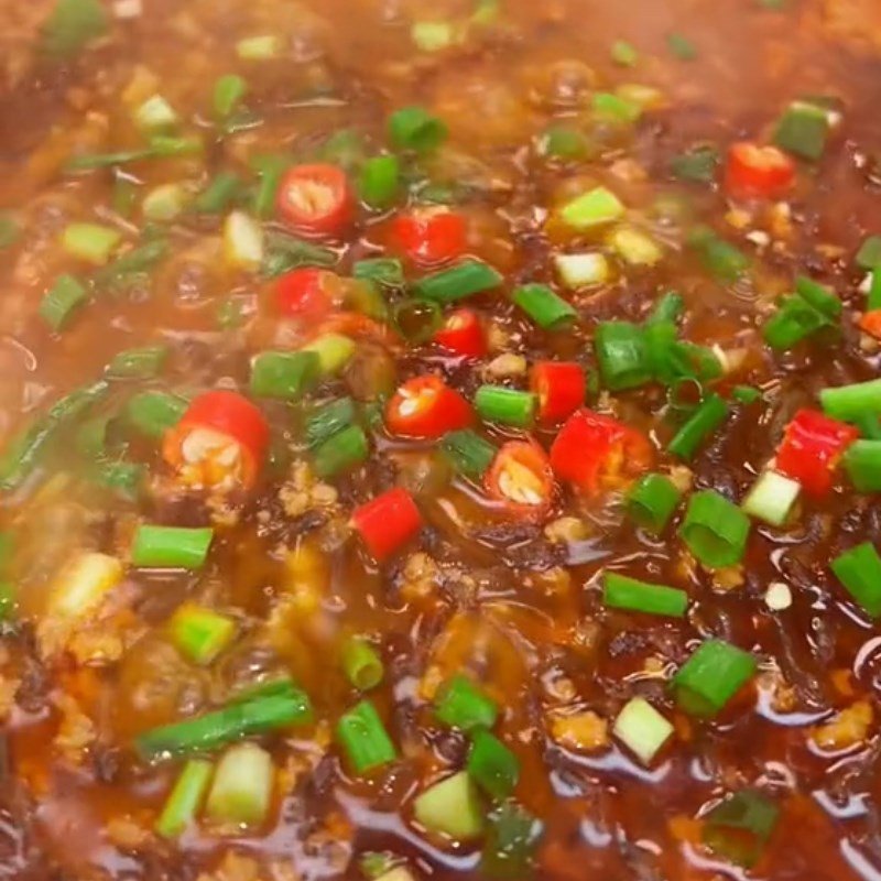 Đĩa miến thịt heo trộn cay kiểu Hàn Quốc hấp dẫn, sợi miến dai và sốt cay đặc trưng