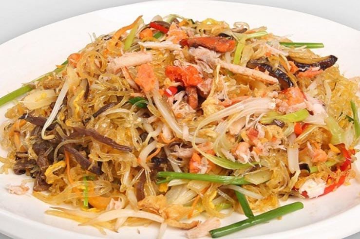 Đĩa miến xào cua thơm ngon đã hoàn thành, sẵn sàng thưởng thức