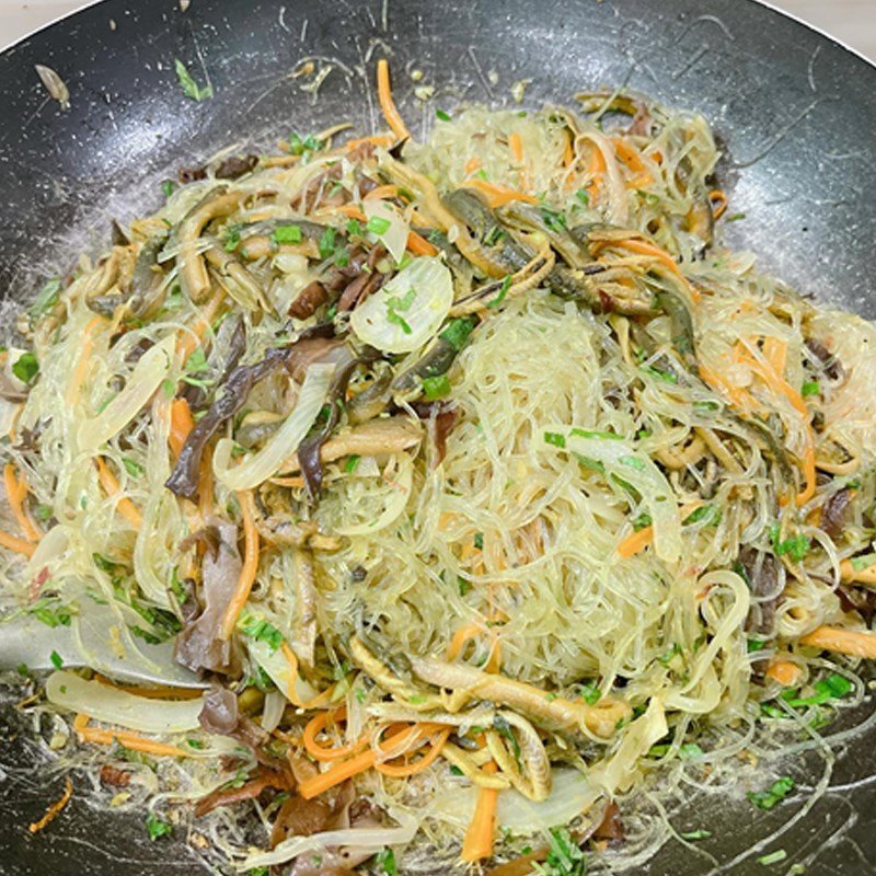 Đĩa miến xào lươn Nghệ An hoàn chỉnh thơm ngon hấp dẫn