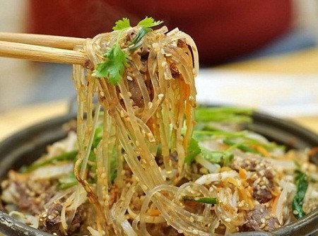 Đĩa miến xào thập cẩm nóng hổi, sợi miến dai ngon và không bị dính