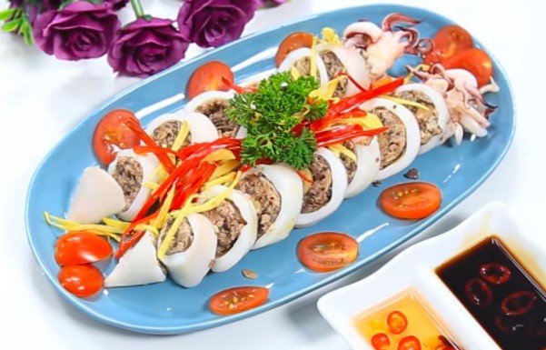 Đĩa mực nhồi thịt hấp chín tới, thơm ngon đậm đà
