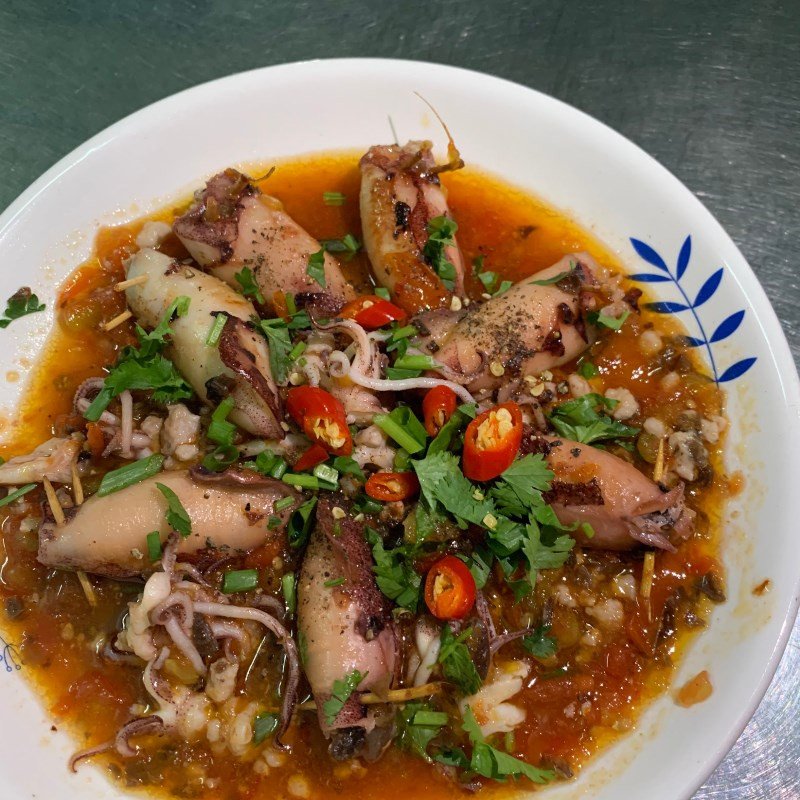 Đĩa mực nhồi thịt sốt cà chua hoàn chỉnh