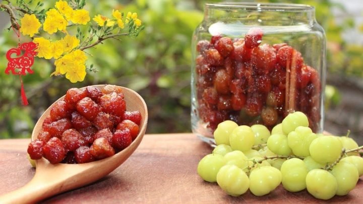 Đĩa mứt chùm ruột màu đỏ cam hấp dẫn, biểu trưng cho lượng calo đáng kể từ đường.