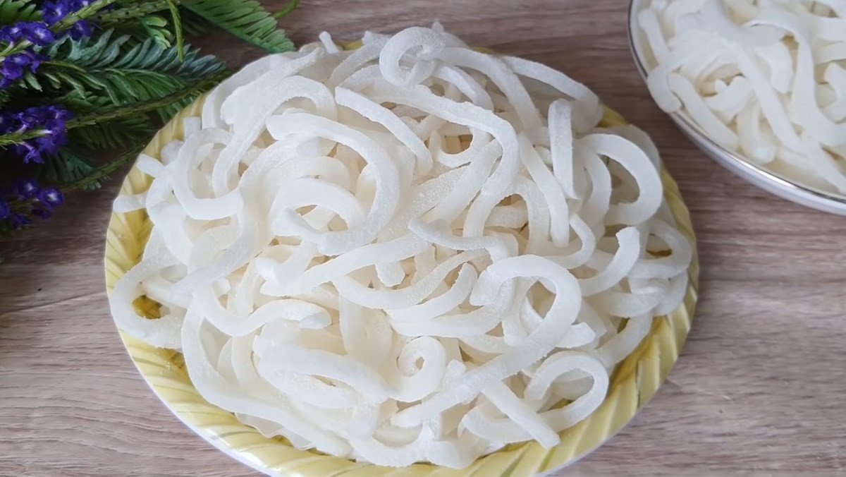 Dĩa mứt dừa non dẻo thơm đã hoàn thành, minh họa cho cách xào mứt dừa tại nhà