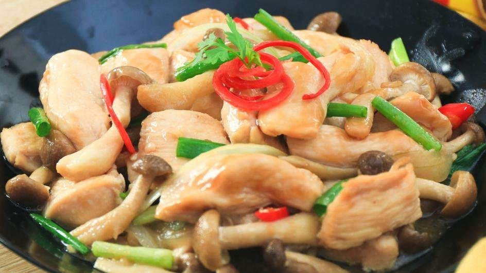 đĩa nấm đùi gà xào thịt gà đậm đà hương vị