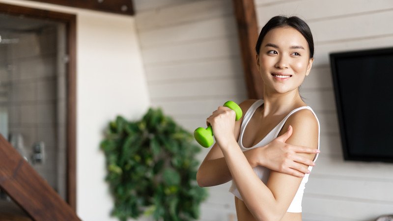 Đĩa nem nướng kèm nhiều rau xanh và trái cây