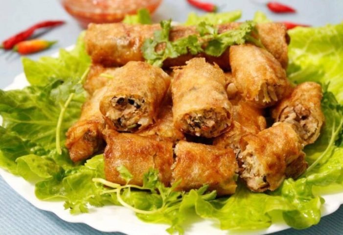 Đĩa nem rán vàng giòn hấp dẫn cùng rau sống và nước chấm, thể hiện giá trị dinh dưỡng và calo trong nem