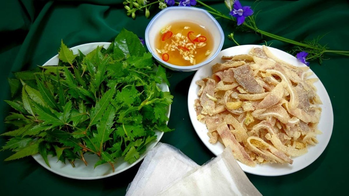 Đĩa nem thính thịt nạc thơm ngon bày ra kèm rau sống và nước chấm hấp dẫn