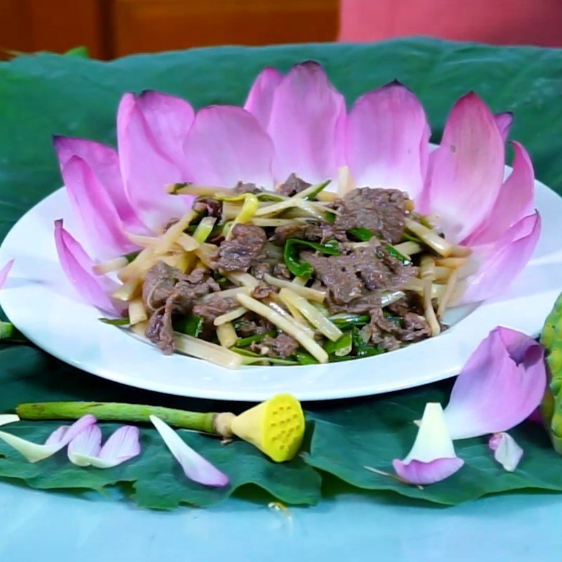 Đĩa ngó sen xào thịt bò giòn ngon, màu sắc hài hòa
