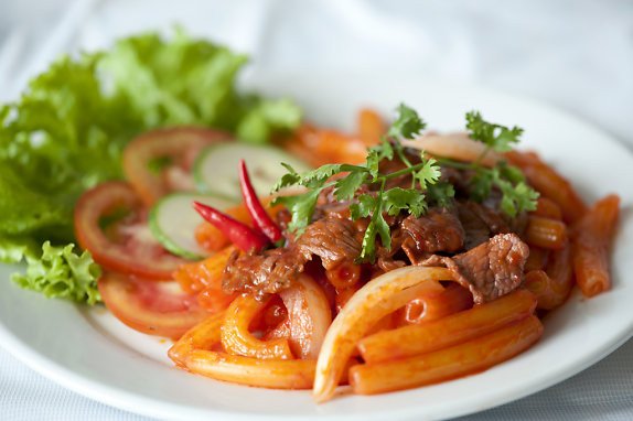 Đĩa nui xào bò thơm lừng, hấp dẫn sau khi hoàn thành
