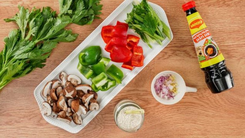 Đĩa nui xào rau củ đầy màu sắc với ớt chuông, hành tây, thịt nạc, một lựa chọn tuyệt vời cho bữa ăn giảm cân