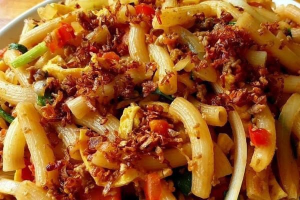 Đĩa nui xào thịt bằm cà chua thơm ngon, hấp dẫn, rắc thêm tiêu