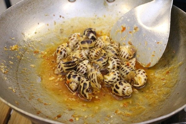 đĩa ốc hương xào bơ tỏi nóng hổi hấp dẫn