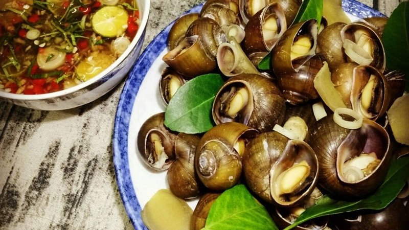 Đĩa ốc tươi chưa chế biến và một số rau củ