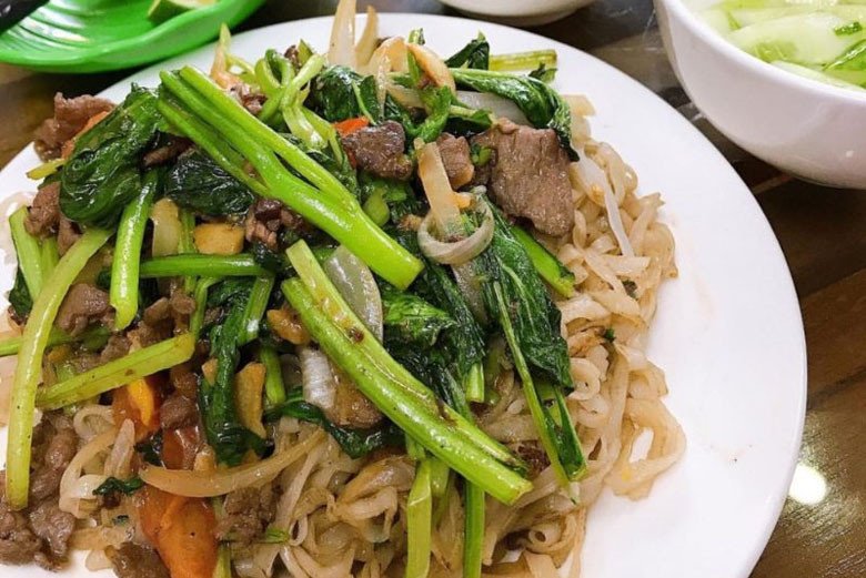 Đĩa phở xào nóng hổi, sợi phở dai ngon và rau củ tươi xanh, đảm bảo không dính bết