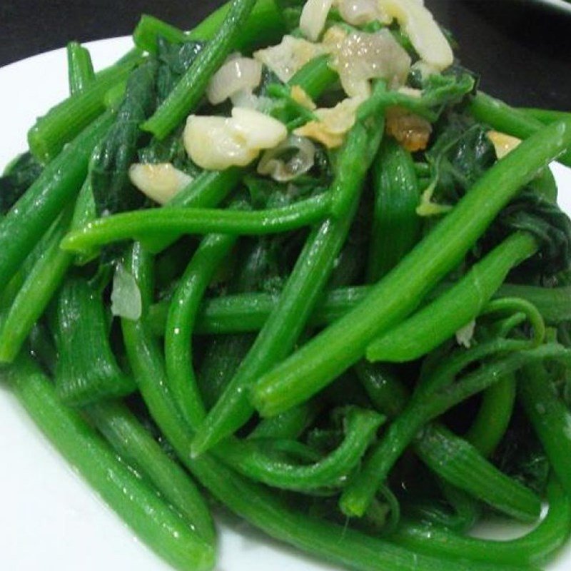Đĩa rau bí xào tỏi thành phẩm, xanh giòn hấp dẫn