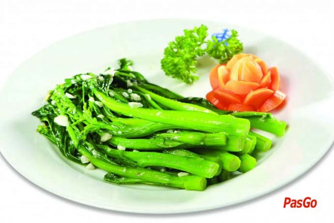 Đĩa rau cải xào tỏi xanh mướt, thơm ngon, sẵn sàng để thưởng thức