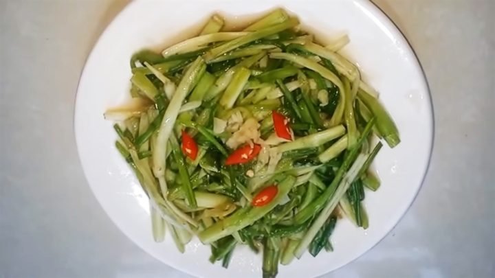 Đĩa rau cần xào thịt bò và tỏi xanh mướt, hấp dẫn